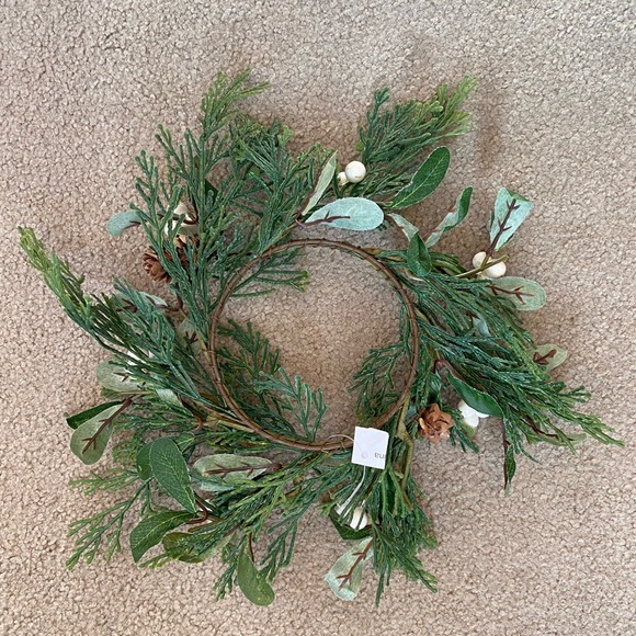 Greenery Wreath with White Berries - Picture 2 of 3